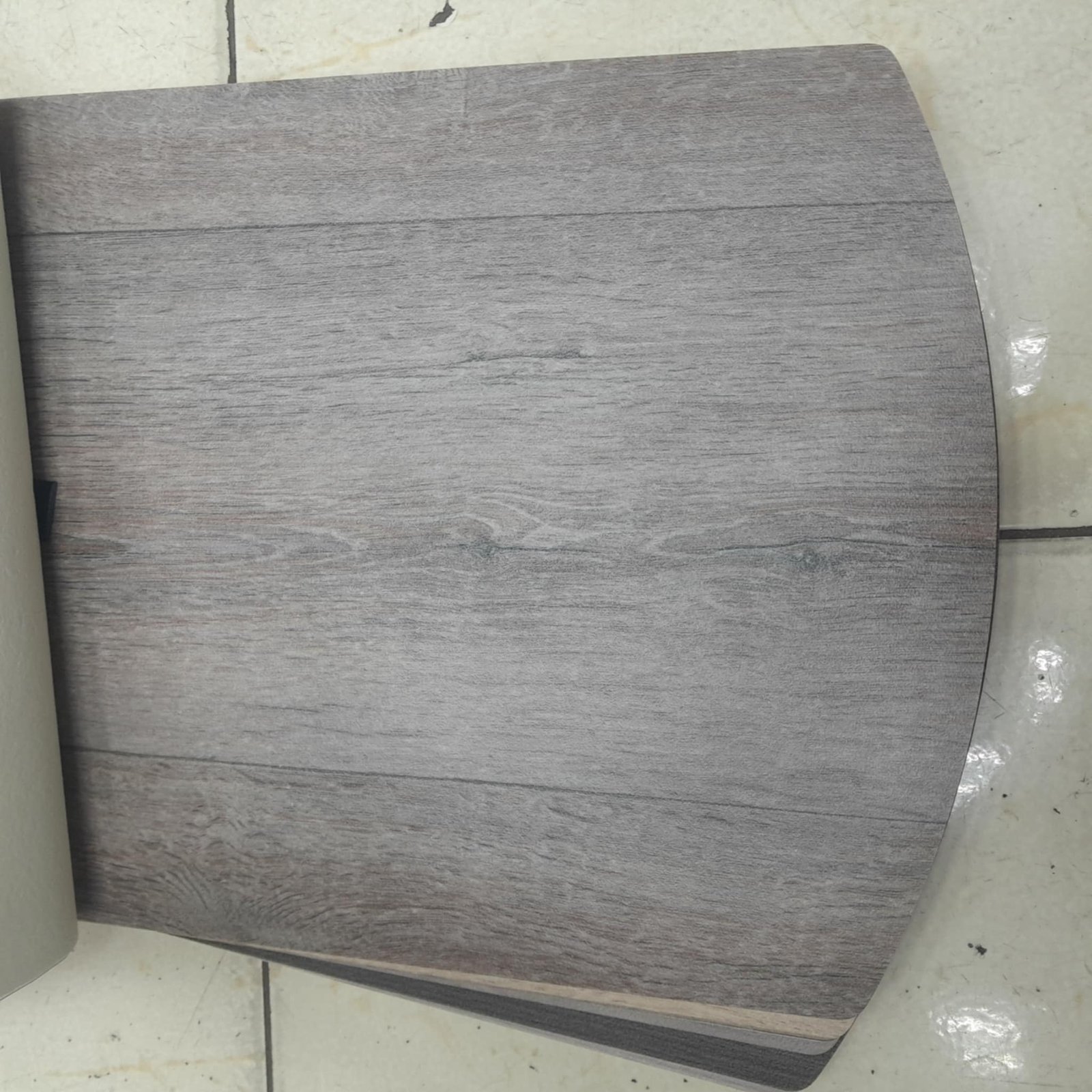 أرضيات فينيل خشبية المظهر بجودة عالية من مفروشات وأرضيات السريع بالرياض