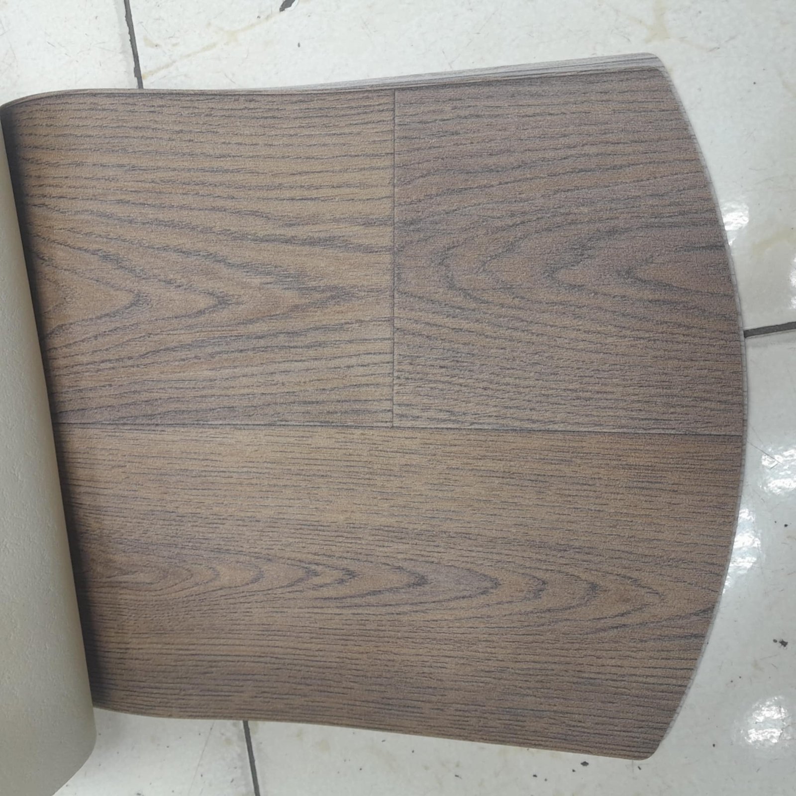 أرضيات فينيل خشبية المظهر بجودة عالية من مفروشات وأرضيات السريع بالرياض