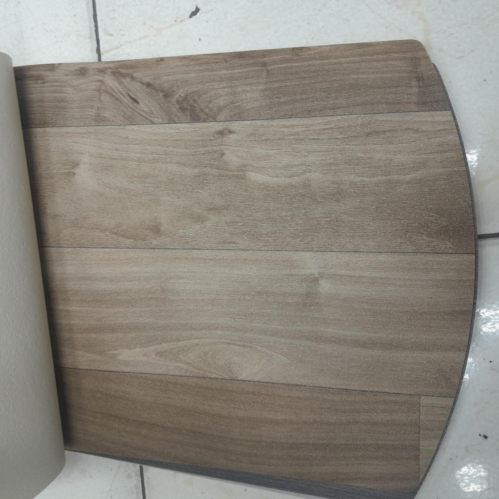 أرضيات فينيل خشبية المظهر بجودة عالية من مفروشات وأرضيات السريع بالرياض