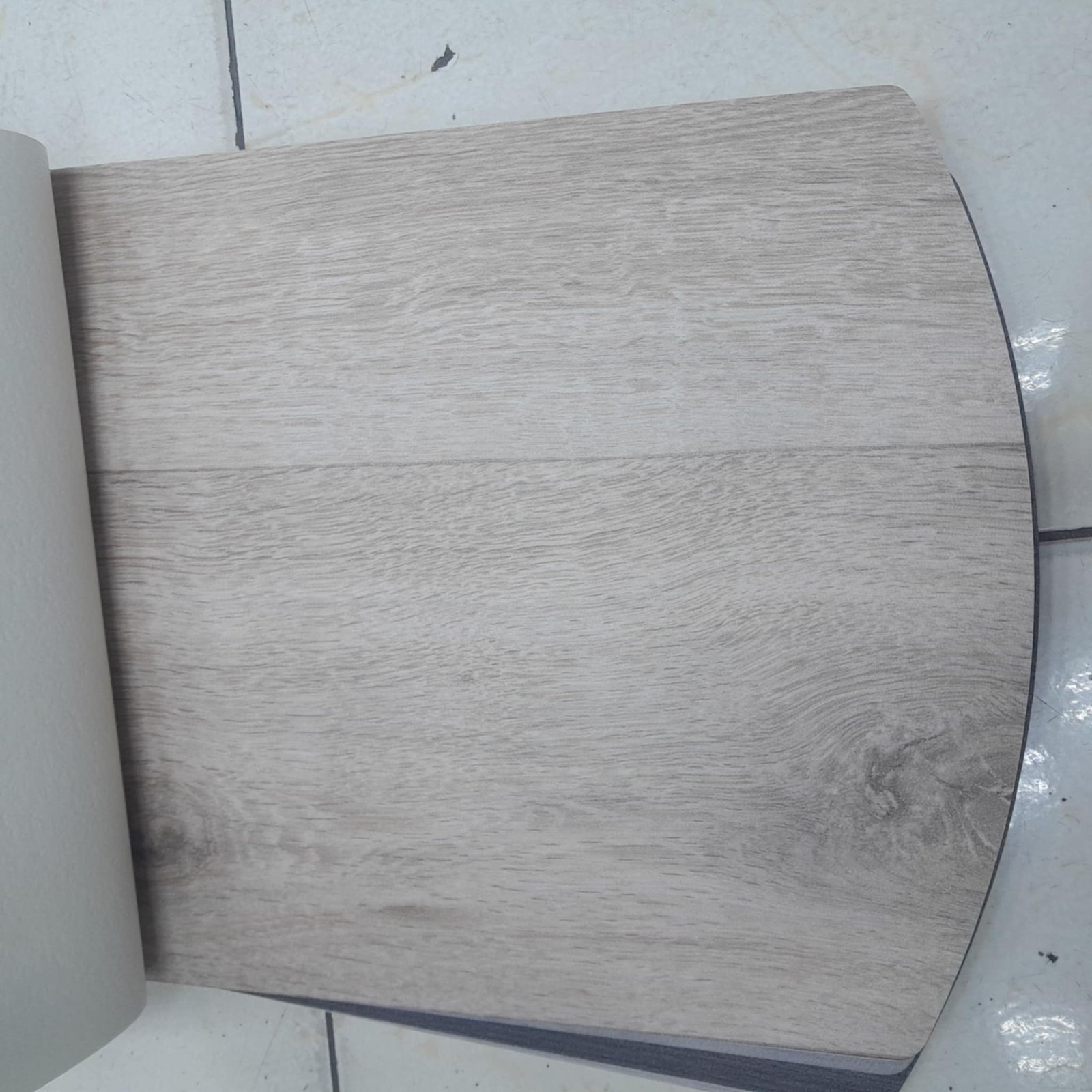 أرضيات فينيل خشبية المظهر بجودة عالية من مفروشات وأرضيات السريع بالرياض