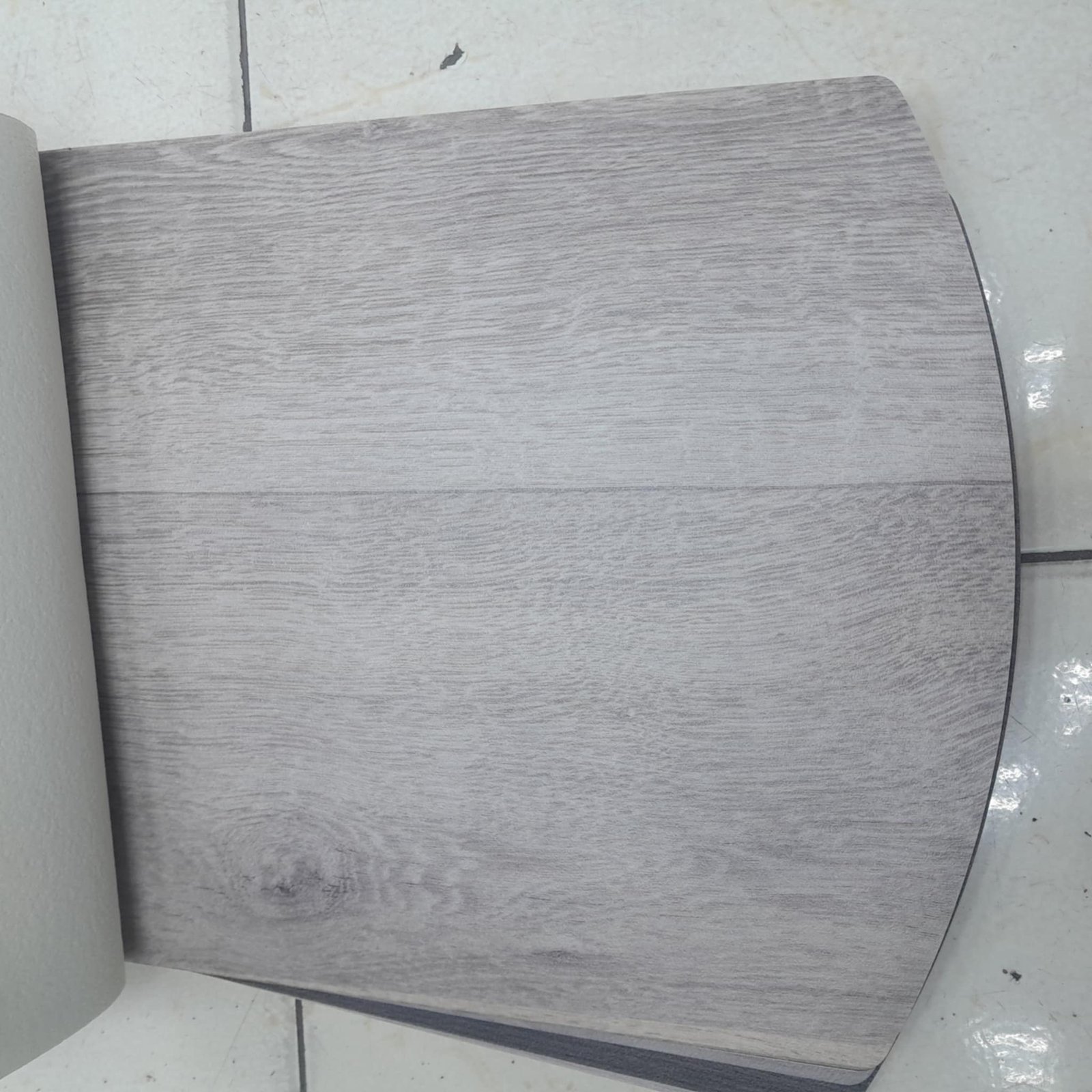 أرضيات فينيل خشبية المظهر بجودة عالية من مفروشات وأرضيات السريع بالرياض