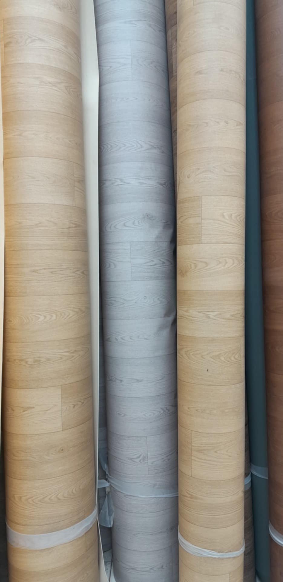 أرضيات فينيل خشبية المظهر بجودة عالية من مفروشات وأرضيات السريع بالرياض