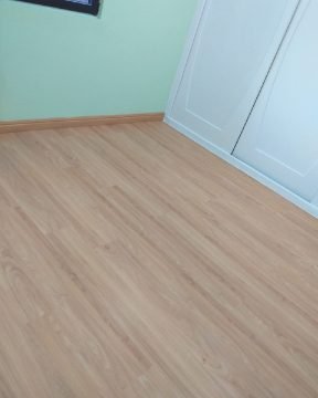 شرائح SPC أرضيات مقاومة للماء والخدوش – مفروشات وأرضيات السريع بالرياض